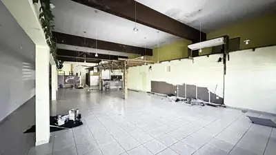 Loja - Sala comercial com  quartos  a 700,00 metros praia.