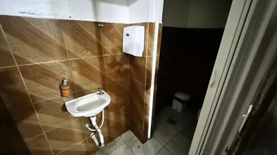 Loja - Sala comercial com  quartos  a 700,00 metros praia.