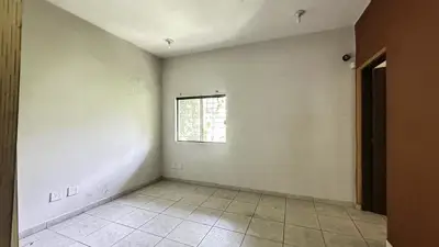 Loja - Sala comercial com  quartos  a 700,00 metros praia.