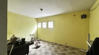 Loja - Sala comercial com  quartos  a 700,00 metros praia.