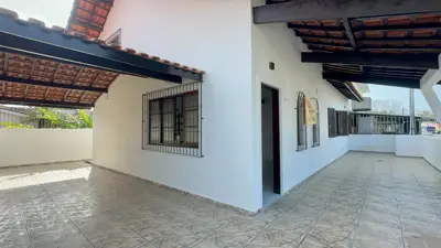 Casa - Térrea com 3 quartos (sendo 1 suite(s)) a 900,00 metros praia.