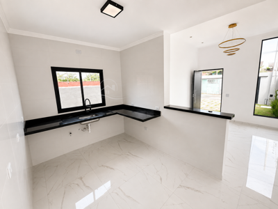 Casa - Térrea com piscina com 2 quartos (sendo 1 suite(s)) a 300,00 metros praia.