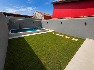 Casa - Térrea com piscina com 2 quartos (sendo 1 suite(s)) a 300,00 metros praia.