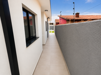 Casa - Térrea com piscina com 2 quartos (sendo 1 suite(s)) a 300,00 metros praia.