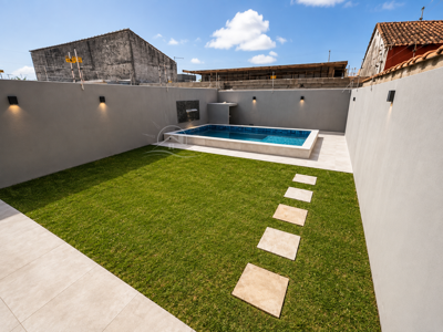 Casa - Térrea com piscina com 2 quartos (sendo 1 suite(s)) a 300,00 metros praia.
