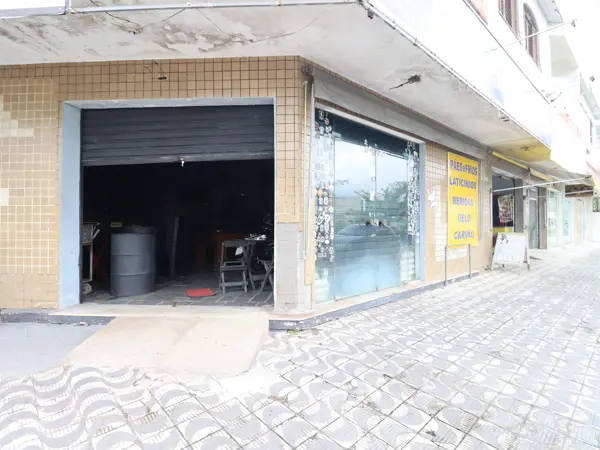 Comercial - Salão com  quartos  a 100,00 metros praia.
