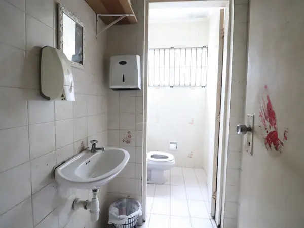 Comercial - Salão com  quartos  a 100,00 metros praia.