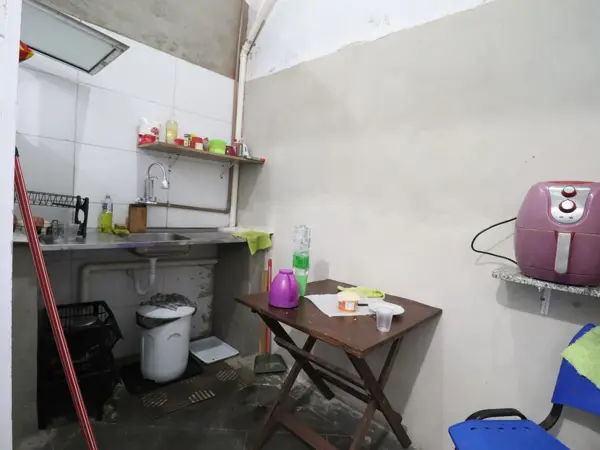 Comercial - Salão com  quartos  a 100,00 metros praia.