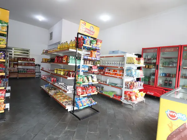 Comercial - Salão com  quartos  a 100,00 metros praia.