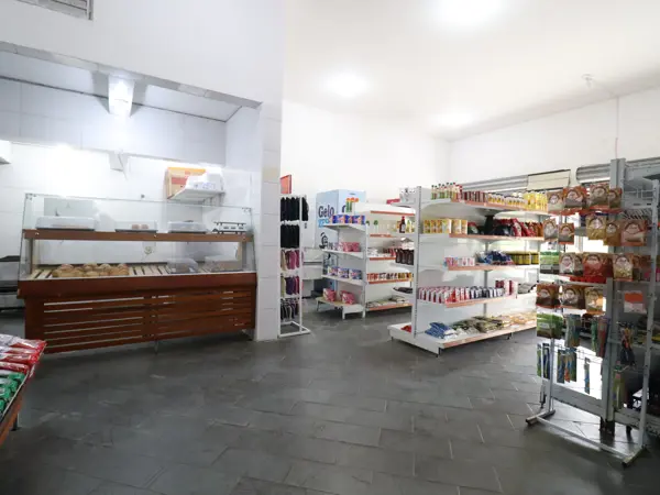 Comercial - Salão com  quartos  a 100,00 metros praia.