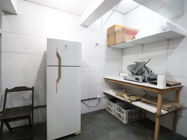 Comercial - Salão com  quartos  a 100,00 metros praia.