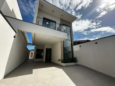 Casa - Sobrado Novo com 3 quartos (sendo 3 suite(s)) a 900,00 metros praia.