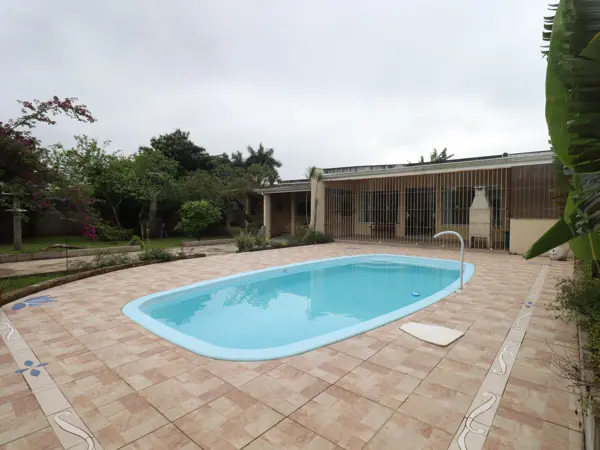Casa - Térrea com 4 quartos  a 1500,00 metros praia.