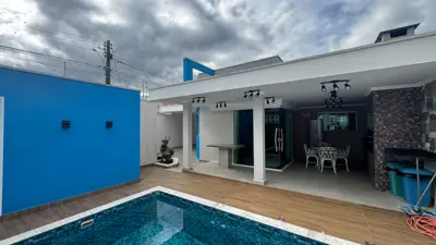 Casa - Esquina com 3 quartos (sendo 1 suite(s)) a 3200,00 metros praia.