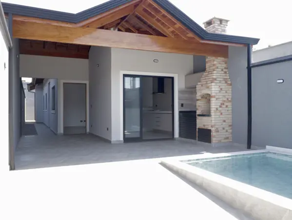 Casa - Térrea com 3 quartos (sendo 1 suite(s)) a 1500,00 metros praia.