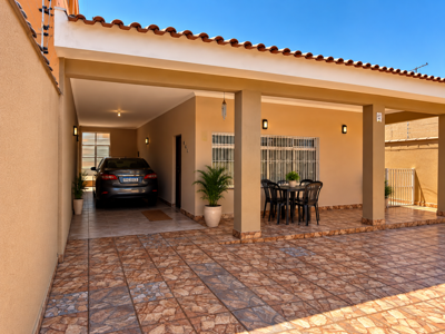 Casa - Térrea com 3 quartos (sendo 2 suite(s)) a 800,00 metros praia.
