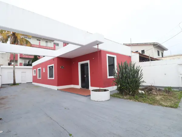 Casa - Térrea com Edícula com 2 quartos (sendo 0 suite(s)) a 600,00 metros praia.