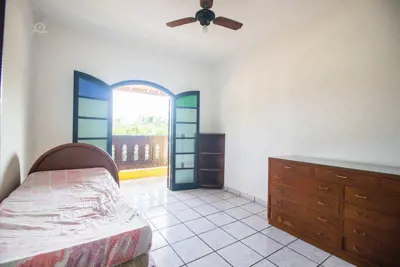 Casa - Assobradada com 3 dormitórios (sendo 1 suite(s)) a 1300,00 metros praia.