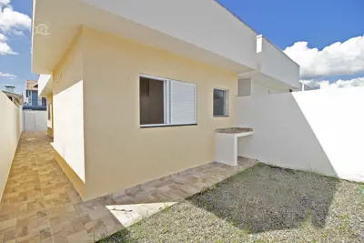 Casa - Térrea com 2 dormitórios (sendo 1 suite(s)) a 0,00 metros praia.