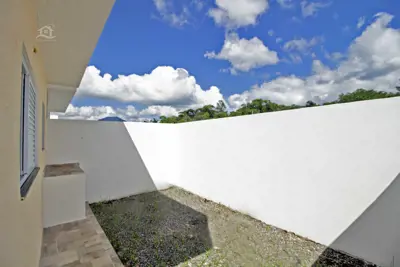 Casa - Térrea com 2 dormitórios (sendo 1 suite(s)) a 0,00 metros praia.