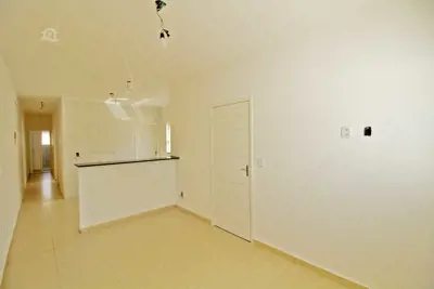 Casa - Térrea com 2 dormitórios (sendo 1 suite(s)) a 0,00 metros praia.