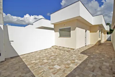 Casa - Térrea com 2 dormitórios (sendo 1 suite(s)) a 0,00 metros praia.