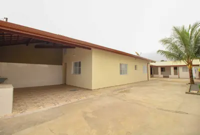 Casa - Térrea com 1 dormitórios (sendo 0 suite(s)) a 1800,00 metros praia.