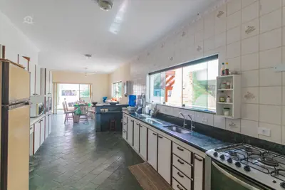 Casa - Assobradada com 5 dormitórios (sendo 5 suite(s)) a 0,00 metros praia.