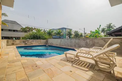 Casa - Assobradada com 5 dormitórios (sendo 5 suite(s)) a 0,00 metros praia.