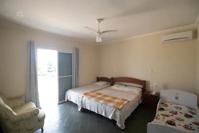Casa - Assobradada com 5 dormitórios (sendo 5 suite(s)) a 0,00 metros praia.