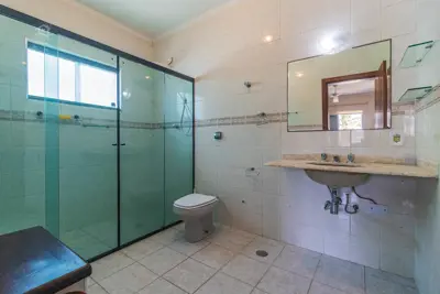 Casa - Assobradada com 5 dormitórios (sendo 5 suite(s)) a 0,00 metros praia.