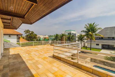 Casa - Assobradada com 5 dormitórios (sendo 5 suite(s)) a 0,00 metros praia.