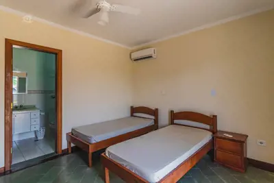 Casa - Assobradada com 5 dormitórios (sendo 5 suite(s)) a 0,00 metros praia.