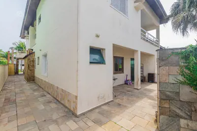 Casa - Assobradada com 5 dormitórios (sendo 5 suite(s)) a 0,00 metros praia.