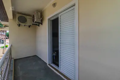 Casa - Assobradada com 5 dormitórios (sendo 5 suite(s)) a 0,00 metros praia.