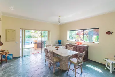 Casa - Assobradada com 5 dormitórios (sendo 5 suite(s)) a 0,00 metros praia.