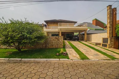 Casa - Assobradada com 5 dormitórios (sendo 5 suite(s)) a 0,00 metros praia.