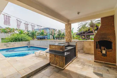 Casa - Assobradada com 5 dormitórios (sendo 5 suite(s)) a 0,00 metros praia.