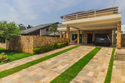 Casa - Assobradada com 5 dormitórios (sendo 5 suite(s)) a 0,00 metros praia.