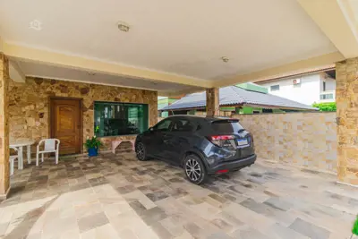 Casa - Assobradada com 5 dormitórios (sendo 5 suite(s)) a 0,00 metros praia.