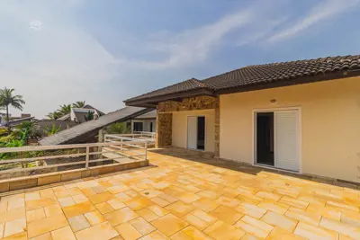 Casa - Assobradada com 5 dormitórios (sendo 5 suite(s)) a 0,00 metros praia.