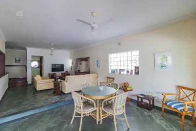 Casa - Assobradada com 5 dormitórios (sendo 5 suite(s)) a 0,00 metros praia.