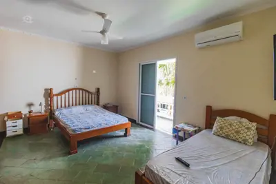 Casa - Assobradada com 5 dormitórios (sendo 5 suite(s)) a 0,00 metros praia.