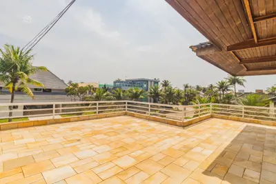Casa - Assobradada com 5 dormitórios (sendo 5 suite(s)) a 0,00 metros praia.