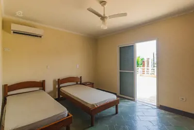 Casa - Assobradada com 5 dormitórios (sendo 5 suite(s)) a 0,00 metros praia.