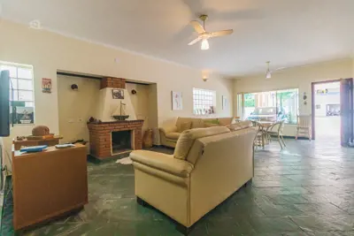 Casa - Assobradada com 5 dormitórios (sendo 5 suite(s)) a 0,00 metros praia.