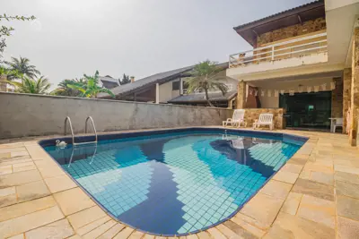 Casa - Assobradada com 5 dormitórios (sendo 5 suite(s)) a 0,00 metros praia.