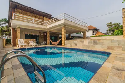 Casa - Assobradada com 5 dormitórios (sendo 5 suite(s)) a 0,00 metros praia.