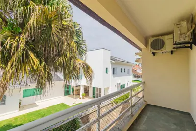 Casa - Assobradada com 5 dormitórios (sendo 5 suite(s)) a 0,00 metros praia.