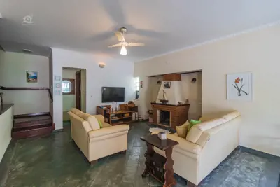 Casa - Assobradada com 5 dormitórios (sendo 5 suite(s)) a 0,00 metros praia.